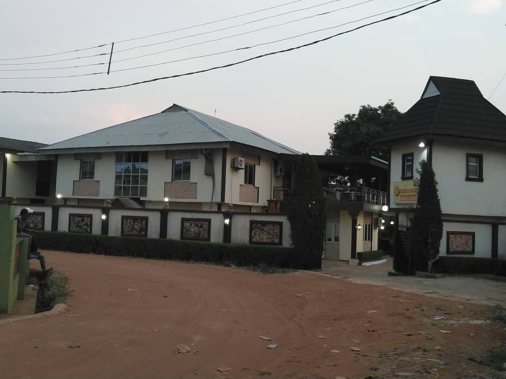 Adeben's Place Hotel And Suites
