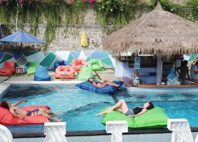 The Palm Komodo Hostel Pool & Bar Picture