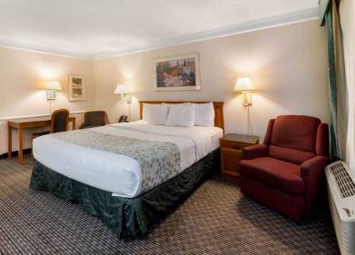 La Quinta Inn & Suites By Wyndham Cleveland - Airport North Picture